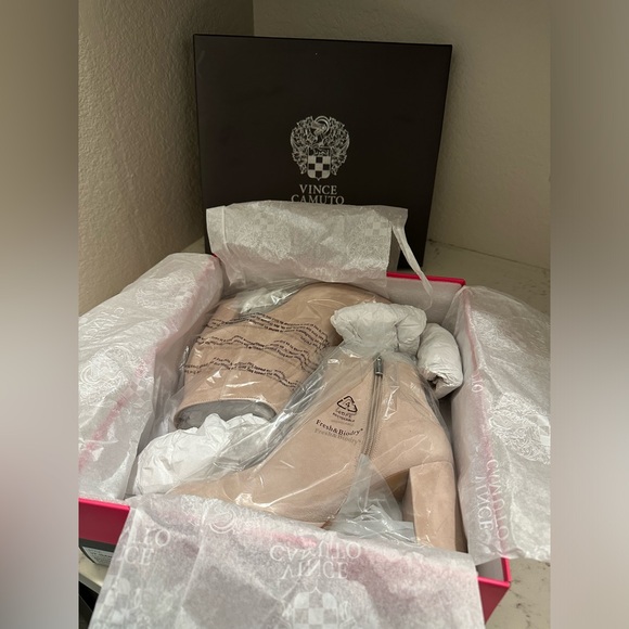 Vince Camuto Isanna Booties - Picture 3 of 16